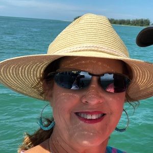 Meet your Posher, Evangela